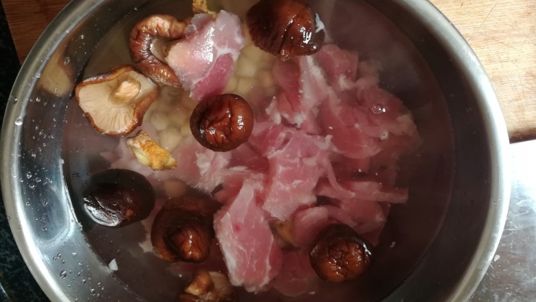 鲜香无比的瘦肉干贝汤,加入瘦肉,加上清水