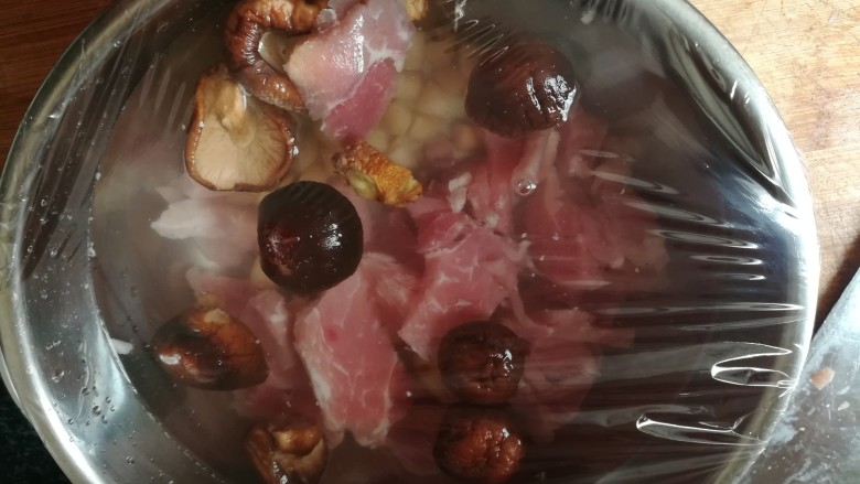 鲜香无比的瘦肉干贝汤,盖上保鲜膜
