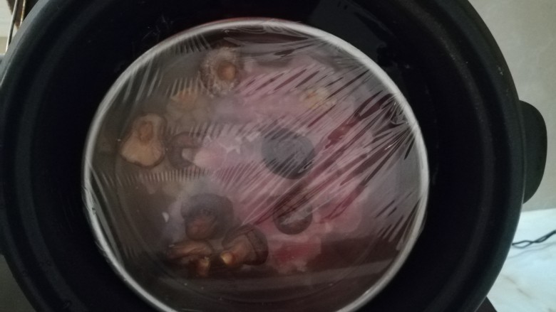 鲜香无比的瘦肉干贝汤,冷水上锅,冷水上锅,中火蒸45分钟左右。
真的满屋生香啊,香菇的香,干贝的香,恨不得马上就开锅喝一碗。