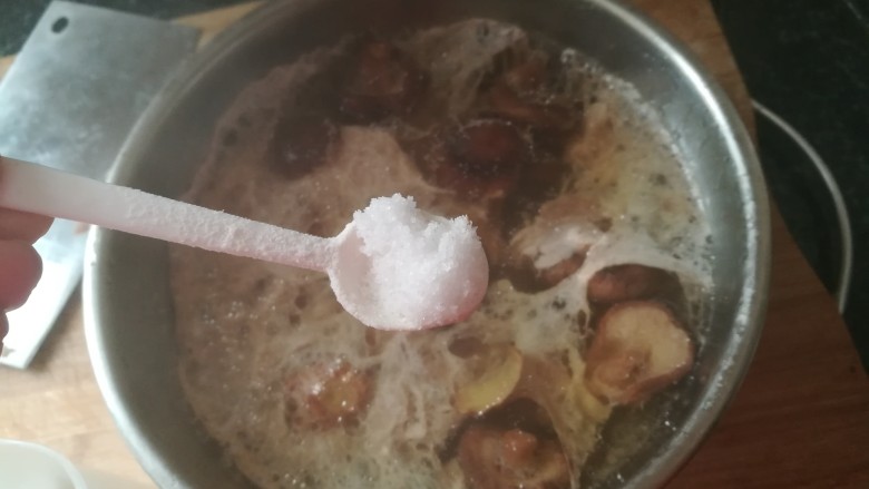 鲜香无比的瘦肉干贝汤,加入一点盐巴。