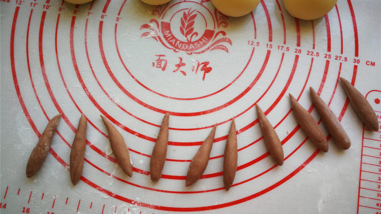 花样馒头—狗年旺旺,取可可面团每个3g左右搓成图中形状,共10个做狗狗的耳朵。
