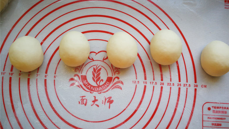 花样馒头—狗年旺旺,白色面团平均分成50左右的小面团5个,揉圆再揉成鸭蛋形状。