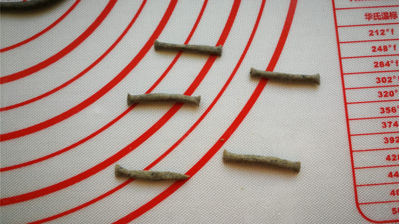 花样馒头—狗年旺旺,截成5段,每段再分成2小段。搓细。