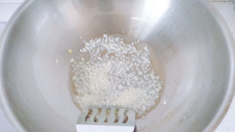 红椒莴苣炒肉片,用锅里的油,爆香姜末蒜末。
