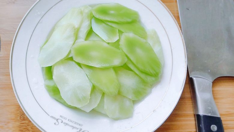 红椒莴苣炒肉片,莴苣洗净,切片装盘。