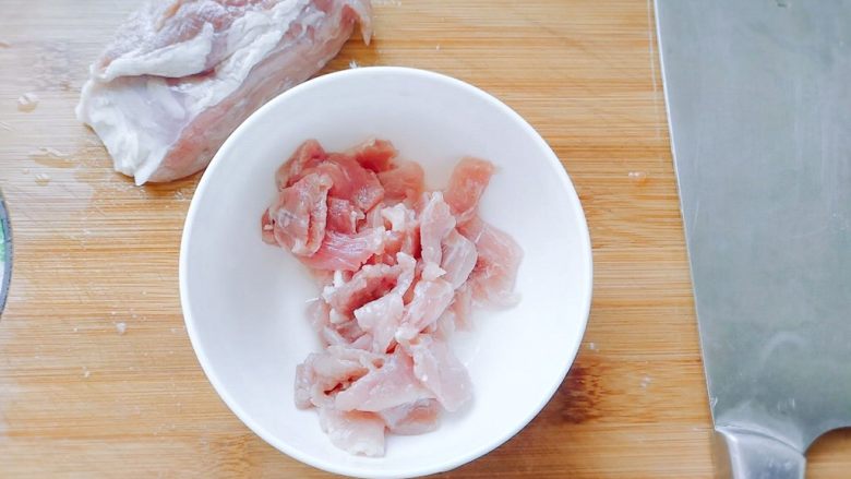 红椒莴苣炒肉片,<a style='color:red;display:inline-block;' href='/shicai/ 414'>猪肉</a>洗净切片,装碗。