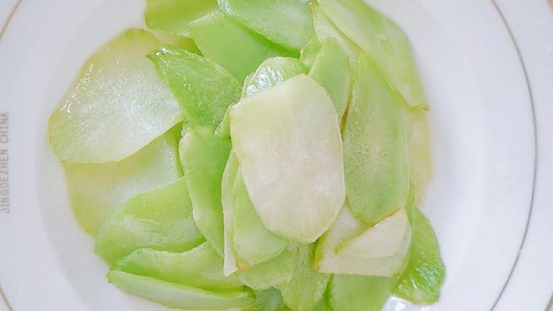 红椒莴苣炒肉片,因为锅里没有下其他的食材,所以锅里的油单独炒莴苣就会有一点点多,这样的好处是,莴苣炒出来,口感很嫩。