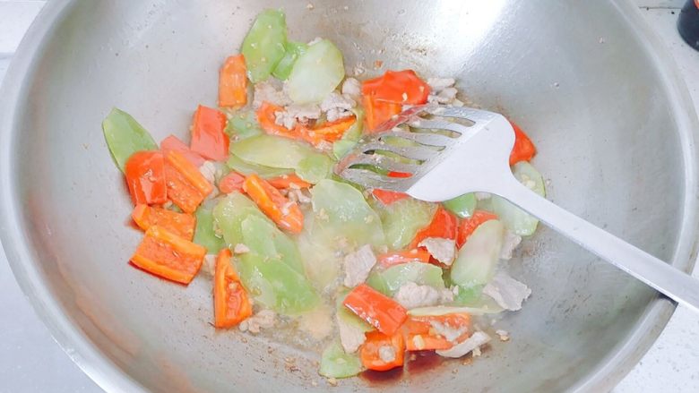 红椒莴苣炒肉片,翻炒一会后,就可以关火了。