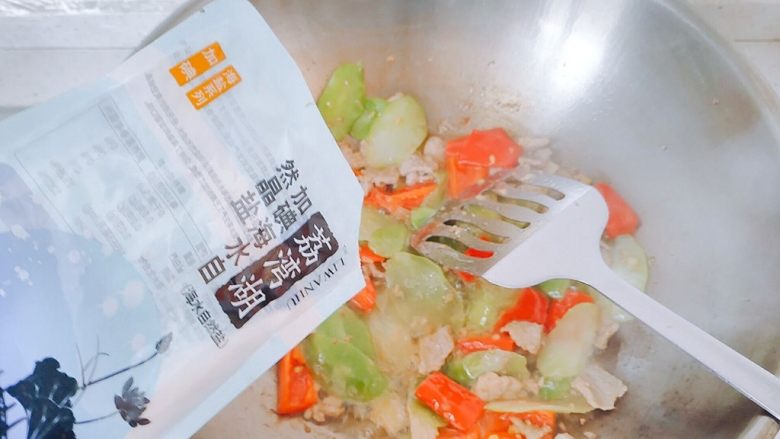 红椒莴苣炒肉片,加盐,如果吃其他调料的话,也可以加,不过为了健康,还是建议大家,少吃调料。
