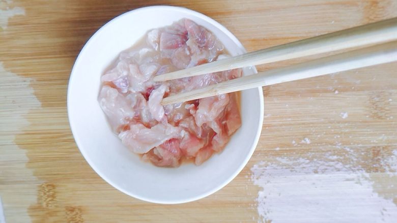 红椒莴苣炒肉片,搅拌均匀,腌制十分钟左右。