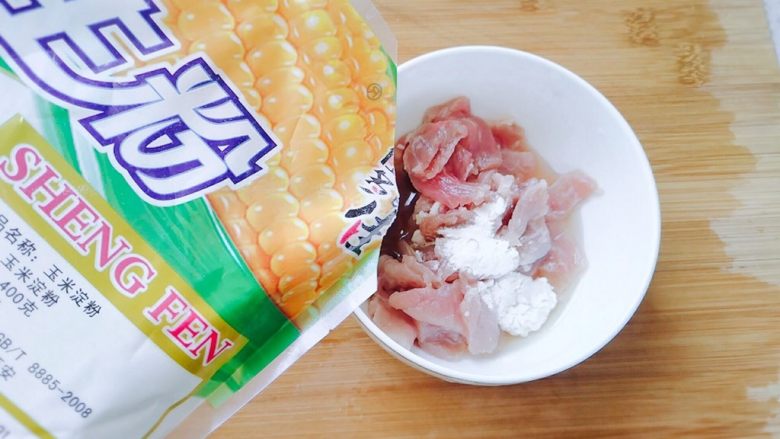 红椒莴苣炒肉片,加一点生粉,肉的口感好。