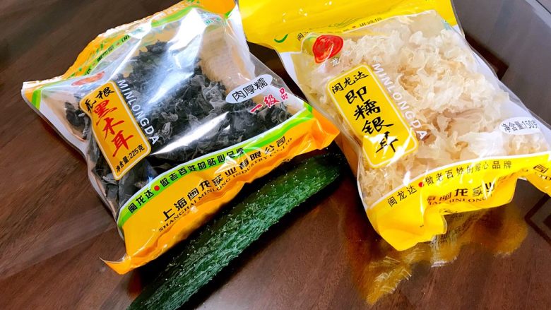 双耳炝黄瓜,准备好材料