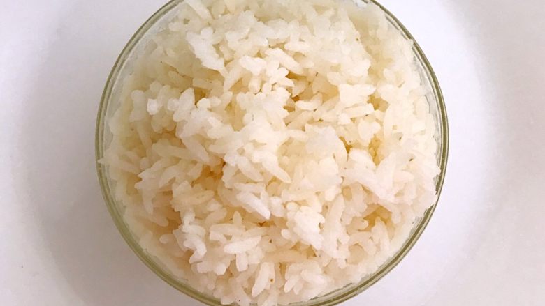 肉末三丁盖浇饭,热<a style='color:red;display:inline-block;' href='/shicai/ 507'>米饭</a>一碗,压实