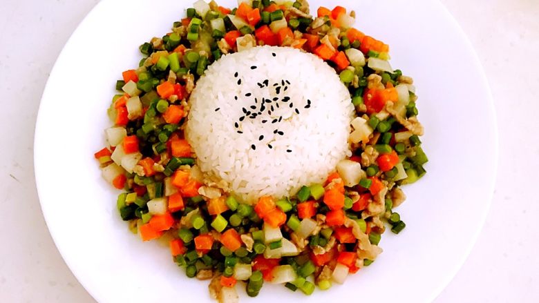 肉末三丁盖浇饭,把肉末三丁盛到盘子里,在米饭上面撒少许<a style='color:red;display:inline-block;' href='/shicai/ 141774'>熟黑芝麻</a>