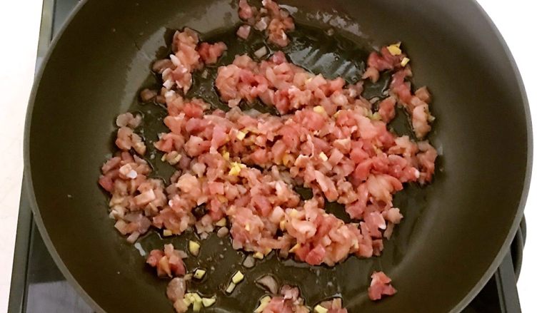 肉末三丁盖浇饭,加入猪肉丁,翻炒1分钟