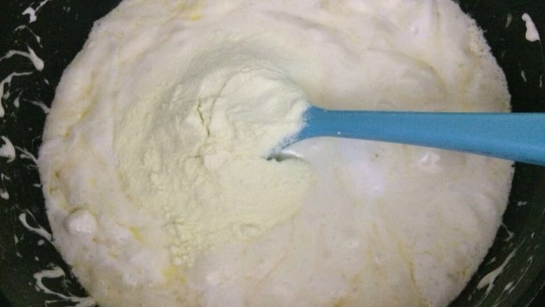 网红雪花酥,倒入奶粉快速混合均匀,然后离火。