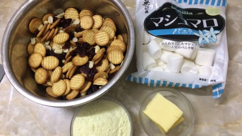 网红雪花酥,准备好所有食材，坚果和<a style='color:red;display:inline-block;' href='/shicai/ 581'>饼干</a>，<a style='color:red;display:inline-block;' href='/shicai/ 109174'>蔓越莓干</a>混合好。