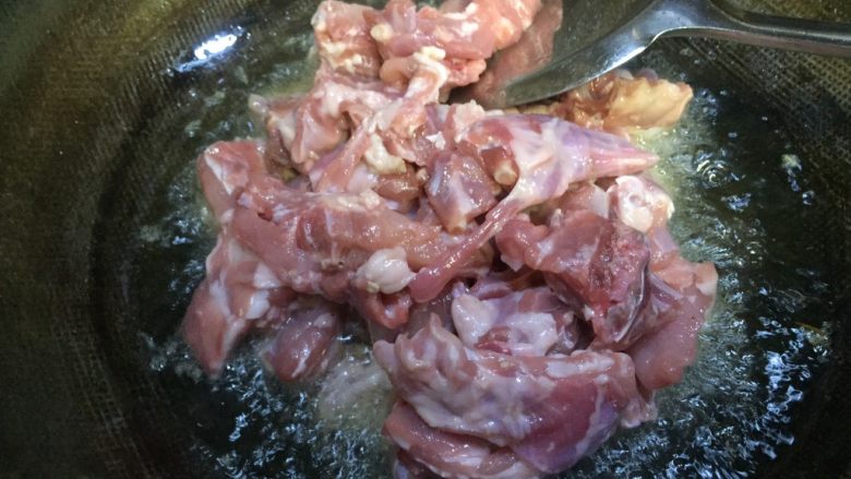 泡椒青笋兔八哥,热锅下油,油温升至七成放入兔肉