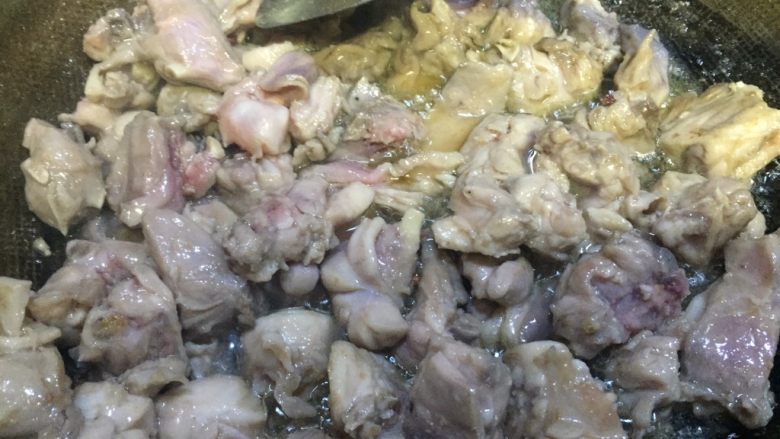 泡椒青笋兔八哥,翻炒兔肉至变白,表皮收缩
