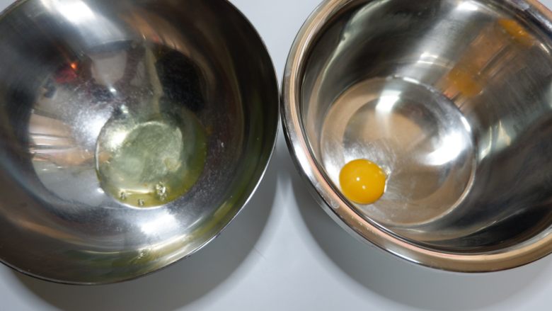 抹茶蜜豆蒸蛋糕(无油),取两个干净的盆,将蛋黄蛋白分离,蛋白放冷藏备用