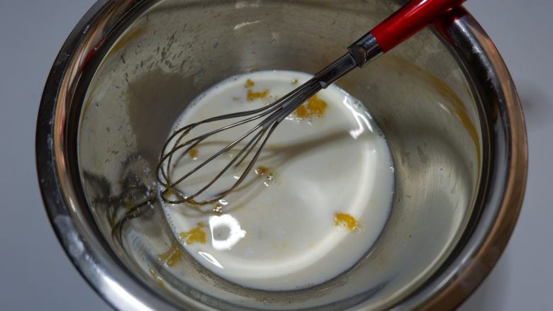 抹茶蜜豆蒸蛋糕(无油),加入牛奶