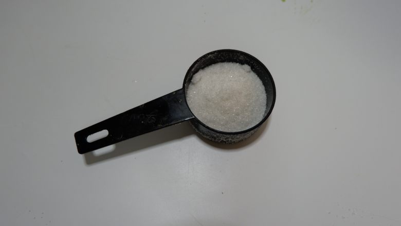 抹茶蜜豆蒸蛋糕(无油),蛋白砂糖称重好。