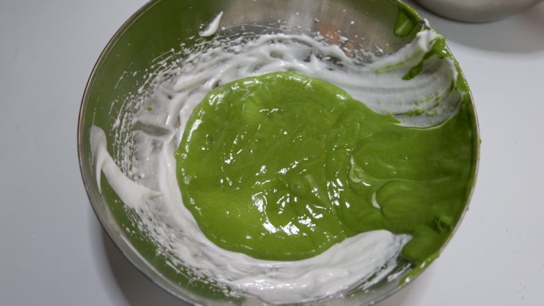 抹茶蜜豆蒸蛋糕(无油),剩余蛋白霜全加入蛋黄糊中,