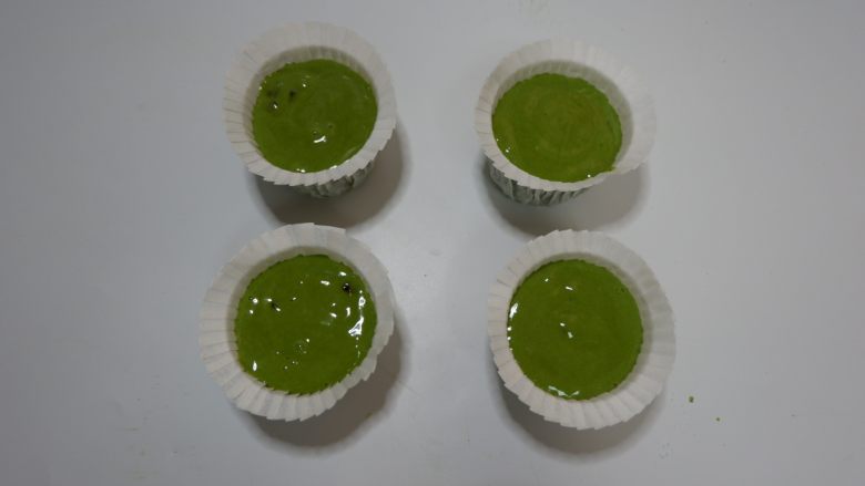 抹茶蜜豆蒸蛋糕(无油),倒入模具中。七八分满