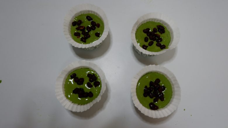 抹茶蜜豆蒸蛋糕(无油),表面在撒上剩余的蜜红豆。