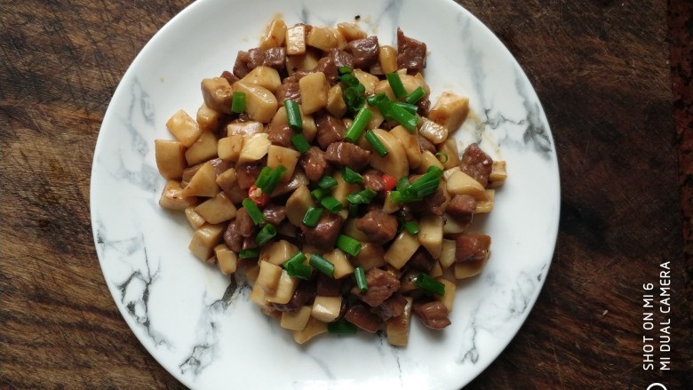 杏鲍菇牛肉粒,装盘撒上葱花