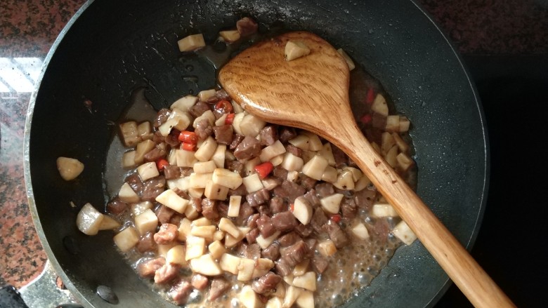 杏鲍菇牛肉粒,倒入一点点水