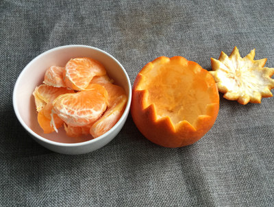 香橙虾球,<a style='color:red;display:inline-block;' href='/shicai/ 626'>橙子</a>从顶部开口，取出果肉