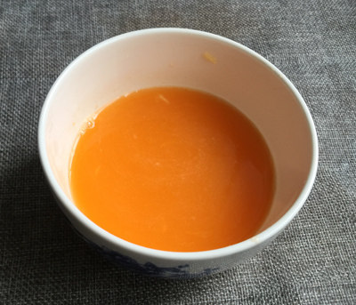 香橙虾球,将果肉榨成果汁，加<a style='color:red;display:inline-block;' href='/shicai/ 715'>白醋</a>、<a style='color:red;display:inline-block;' href='/shicai/ 3729'>白糖</a>、盐、<a style='color:red;display:inline-block;' href='/shicai/ 729'>姜汁</a>、淀粉兑成调味汁