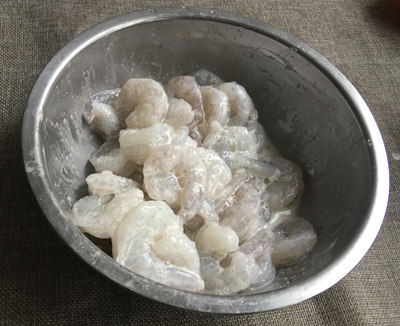 香橙虾球,<a style='color:red;display:inline-block;' href='/shicai/ 287'>虾仁</a>除去沙线，用盐、<a style='color:red;display:inline-block;' href='/shicai/ 17'>蛋清</a>、淀粉上浆