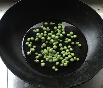 香橙虾球,<a style='color:red;display:inline-block;' href='/shicai/ 456'>青豆</a>放清水中煮沸捞出