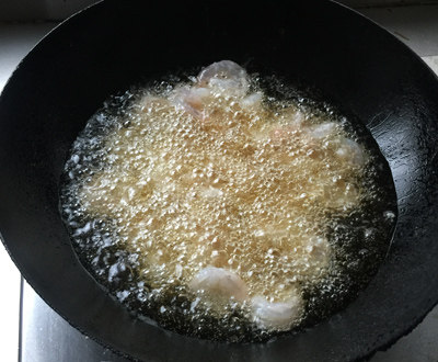 香橙虾球,虾球用温油滑油