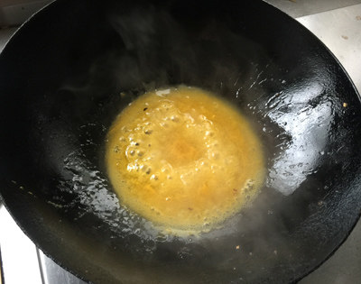 香橙虾球,倒入调味汁烧沸