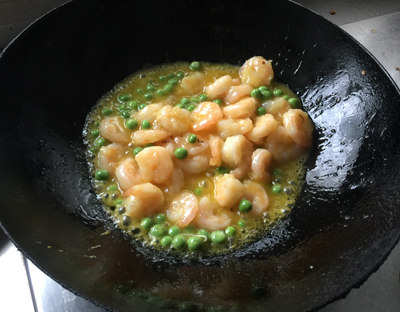 香橙虾球,放入青豆、虾球翻炒均匀