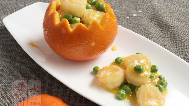 香橙虾球,盛入橙子壳中