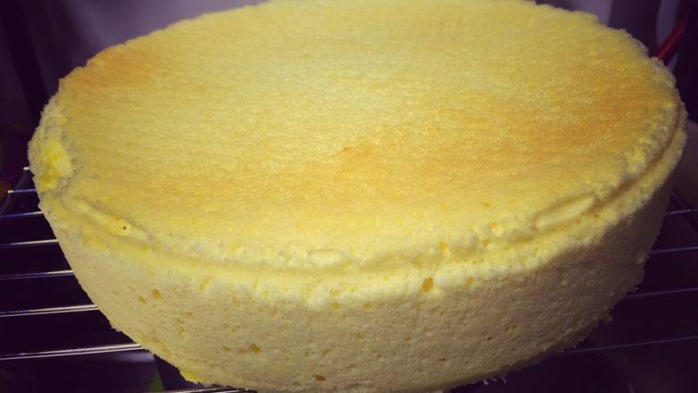 酸奶蛋糕,出炉后倒扣凉了脱模