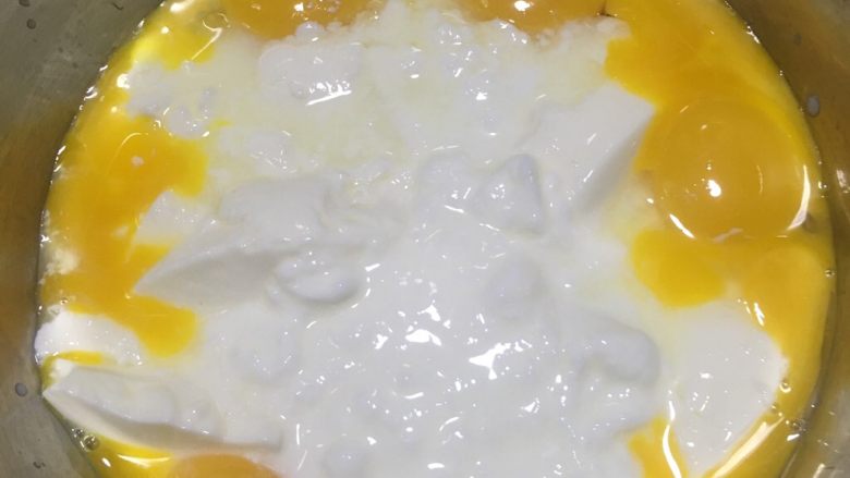 酸奶蛋糕,蛋黄蛋清分离蛋黄部分加入酸奶