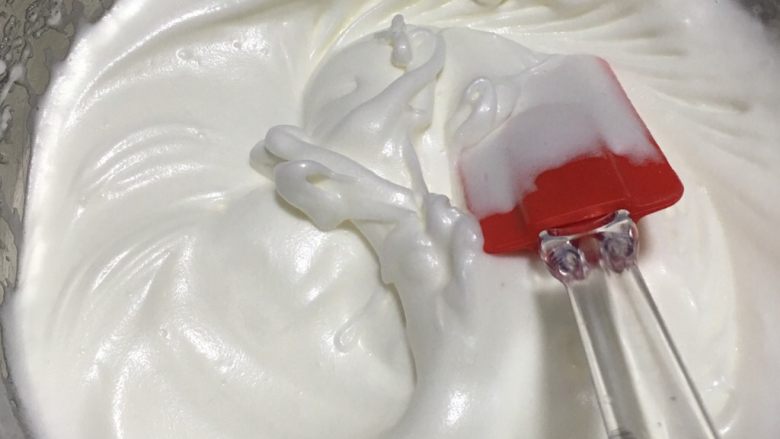 酸奶蛋糕,蛋白打到能立住刮刀