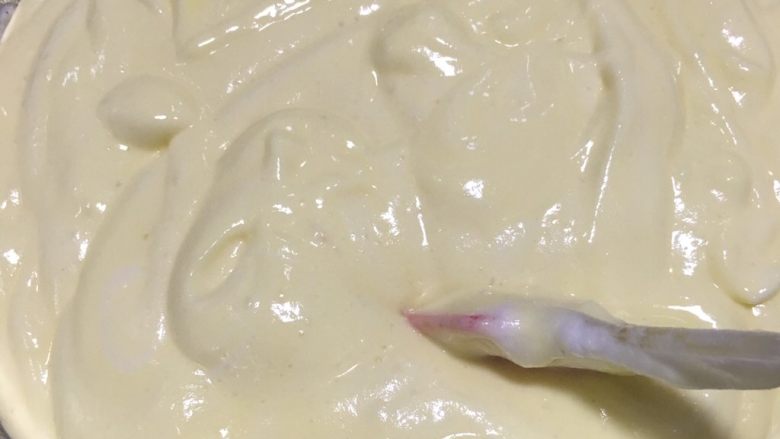 酸奶蛋糕,蛋白分三次放入蛋黄糊中搅拌均匀