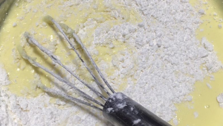 酸奶蛋糕,撒入低筋面粉分次撒入