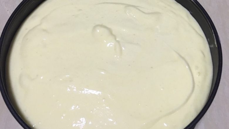 酸奶蛋糕,放入模具震出气泡