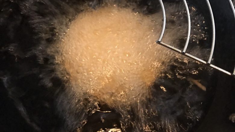 萝卜丝饼,模具中的面糊凝固后就可以从模具中倒出继续炸(这样就可以继续炸第二个,节省空间啦)