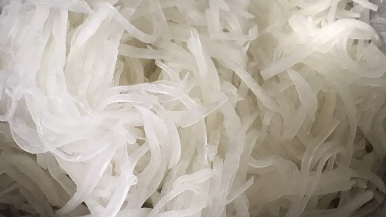 萝卜丝饼,腌制过的萝卜丝挤出水份(不用挤得太干,太干油炸之后口感会差一点)