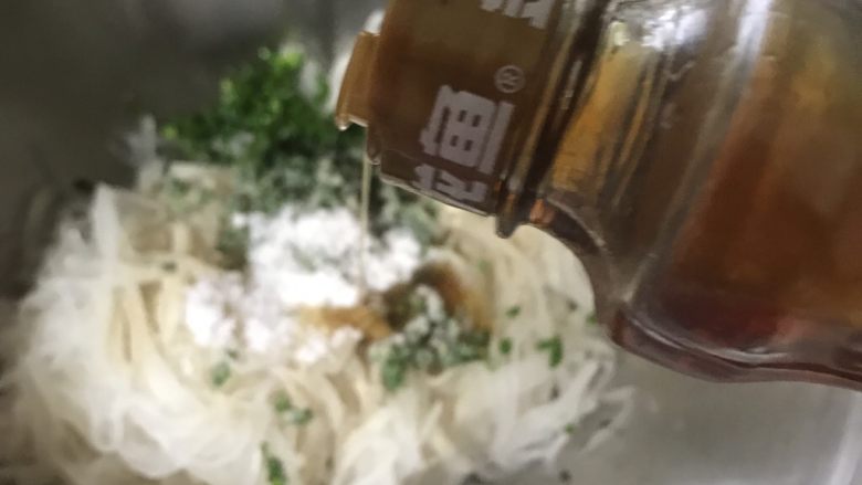 萝卜丝饼,加一点麻油(不喜欢麻油味道的也可以不加)
