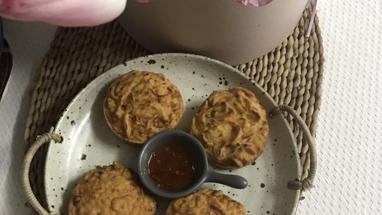 萝卜丝饼,配上泰式酸辣酱或番茄酱都很美味😋