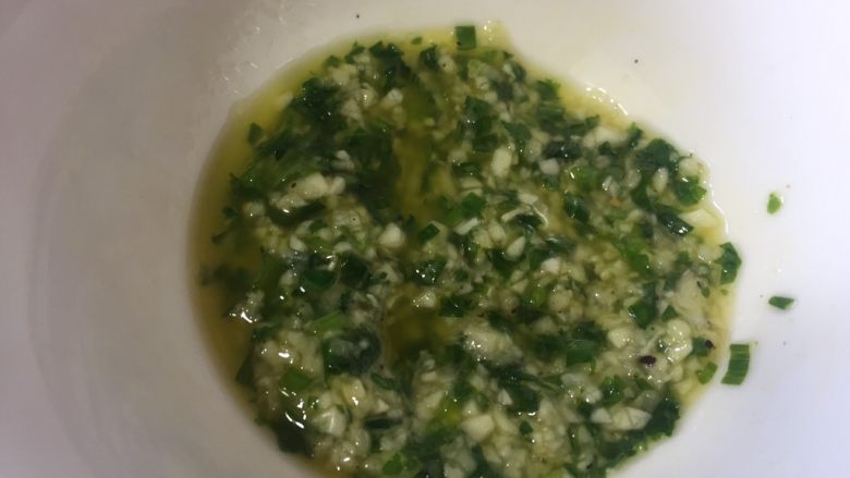 香蒜吐司条,加入葱末和蒜末,食盐搅拌均匀